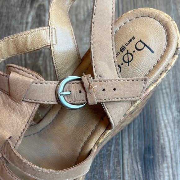 b.o.c. Tan Strappy Sandals with flower heel Women’s Size 9 - Picture 11 of 12